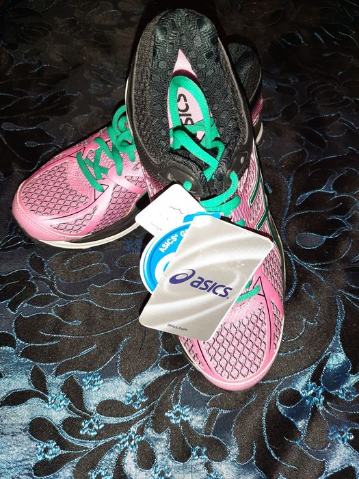 Продам кроссовки женские!