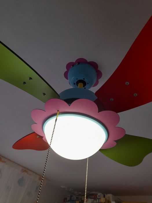 Vand candelabru pentru camera de copii cu ventilator.