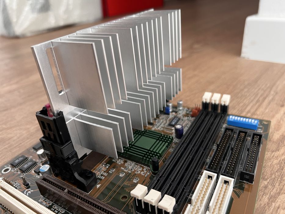 Vând kit placă de bază Abit BE6-II + procesor Intel Pentium III 1GHz/256/133