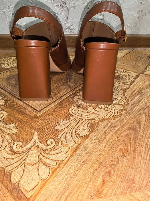 Продам босоножки.