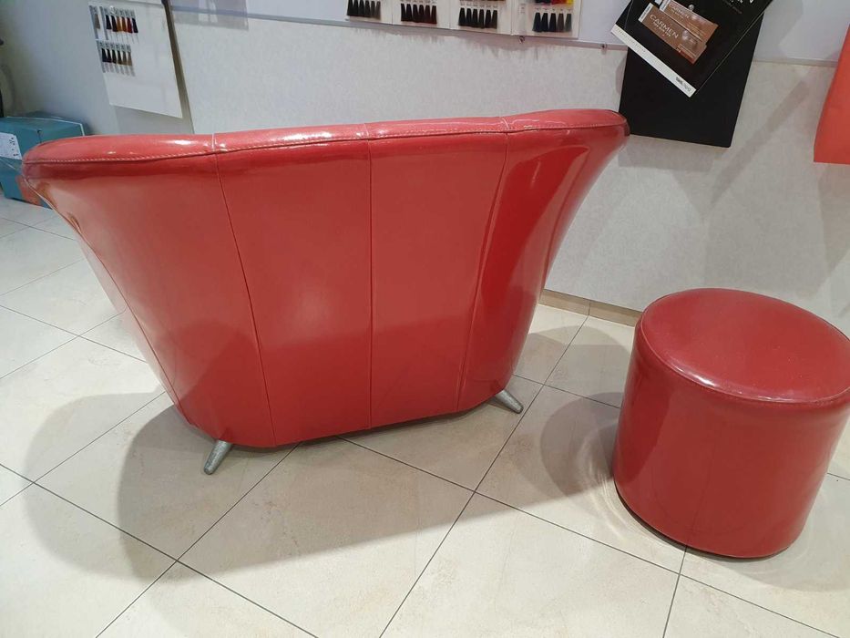 Диван с две табуретки.