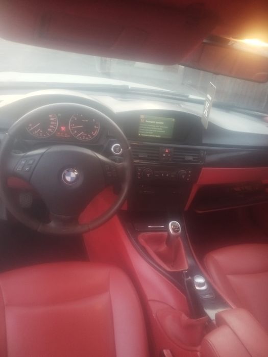 BMW E 90 alb cu interior roșu