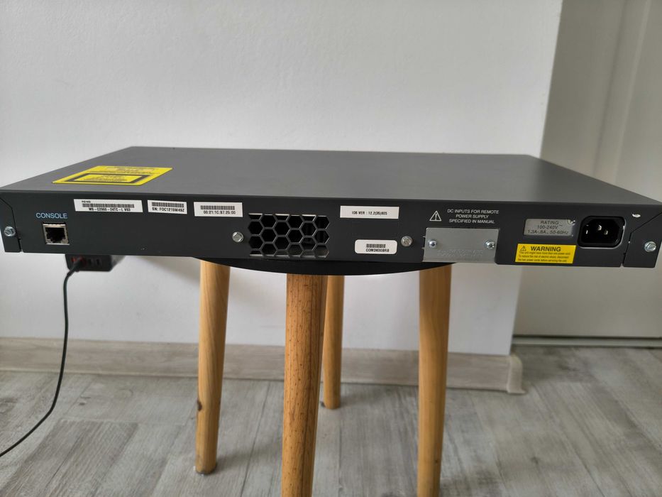 Cisco Catalyst 2960-24TC- L-V03. Switch profesional 24 porturi 10/100 Mbps. Impecabil!
