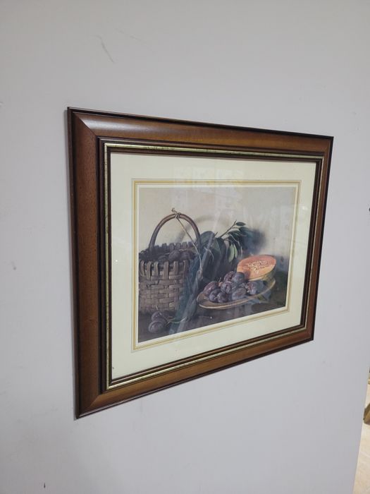 Картина в дървена рамка