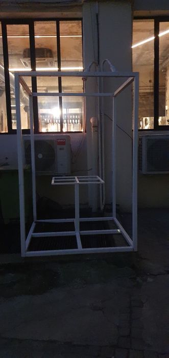 Vand 5 leagane cu masute pentru 4 persoane