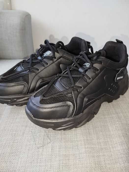 Чисто нови черни сникерси 41 номер