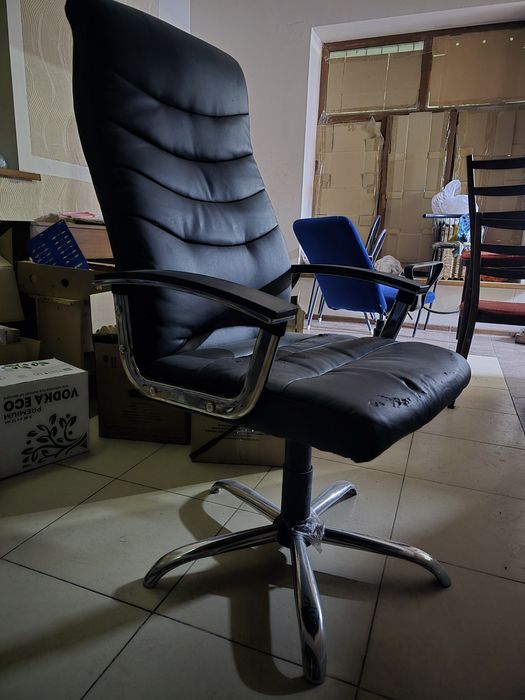 Продам стулья офисные и кресло