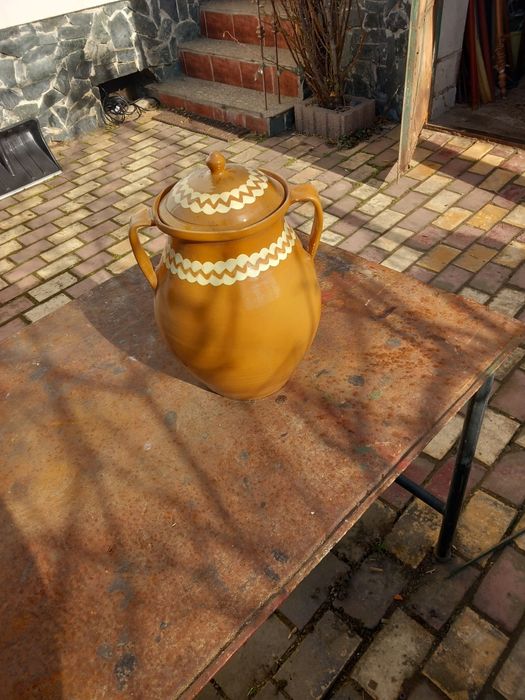 Semne pt.poligon și vas ceramic vechi