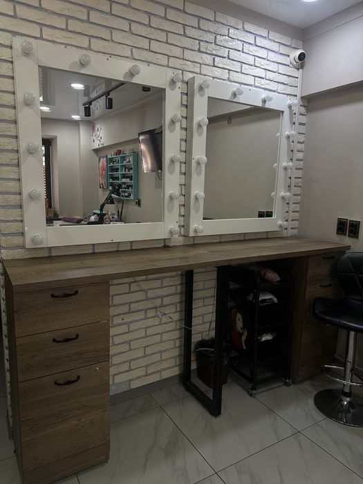 Стол для визажистов с зеркалом