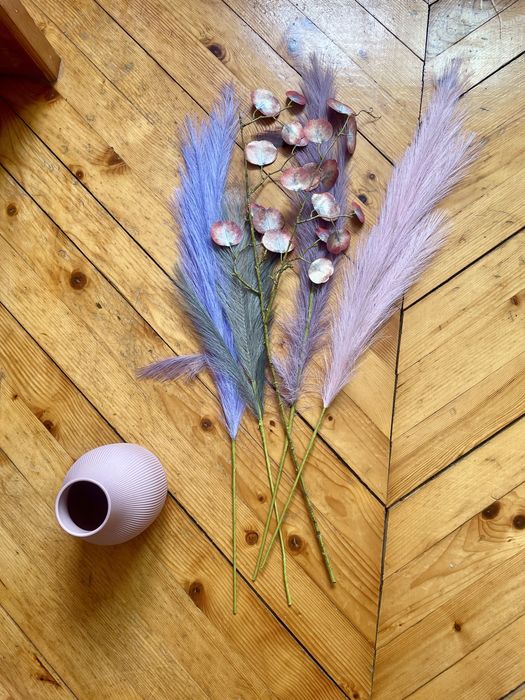 Розова ваза с декоративни пера