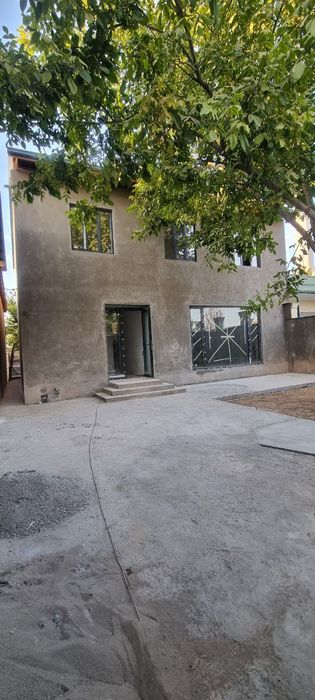 Uy Qibrayda, yonida masjid