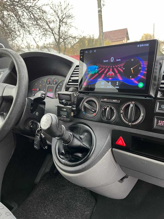 Vand Volkswagen Transporter T5  cu 5 6 locuri an 2008 motor 1.9 tdi