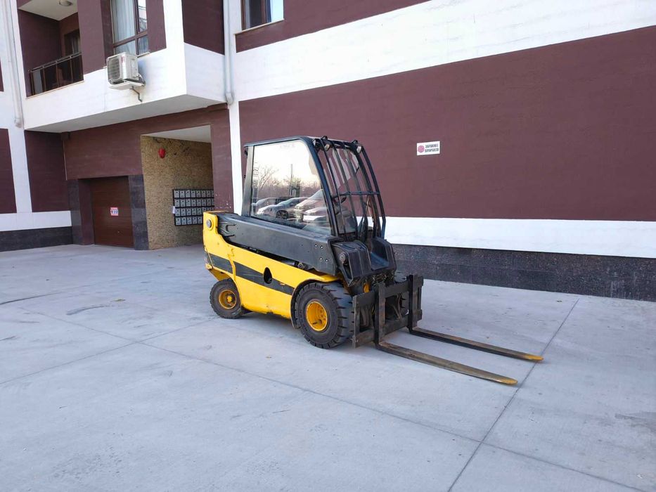 Челен товарач JCB Teletruk TLT30D – 3т / 4м / 9300 м/ч