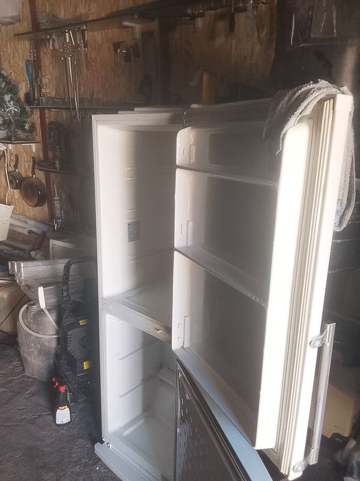 Холодильник большой