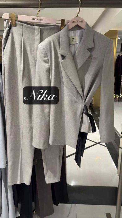 красивый женский брючный костюм