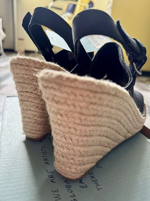 Обувки TOMS нови в кутия
