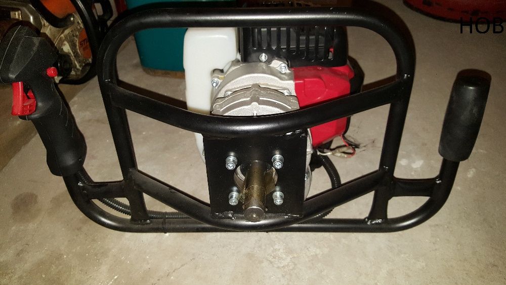 Бензинов моторен свредел