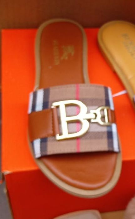 Papuci /șlapi dama Burbbery,logo metalic,diverse mărimi, saculet inclus