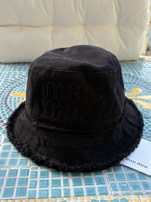 Palarie neagra Miumiu