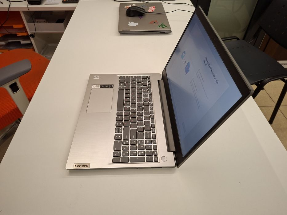 Lenovo IdePad 3 Intel Core i5 / Windows 11 / 8GB RAM / SSD 238GB