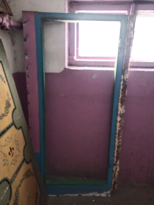 Железный дверь синего цвета