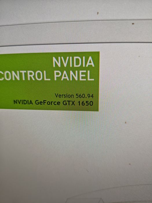 PC de gaming ASUS cu mouse și tastatură