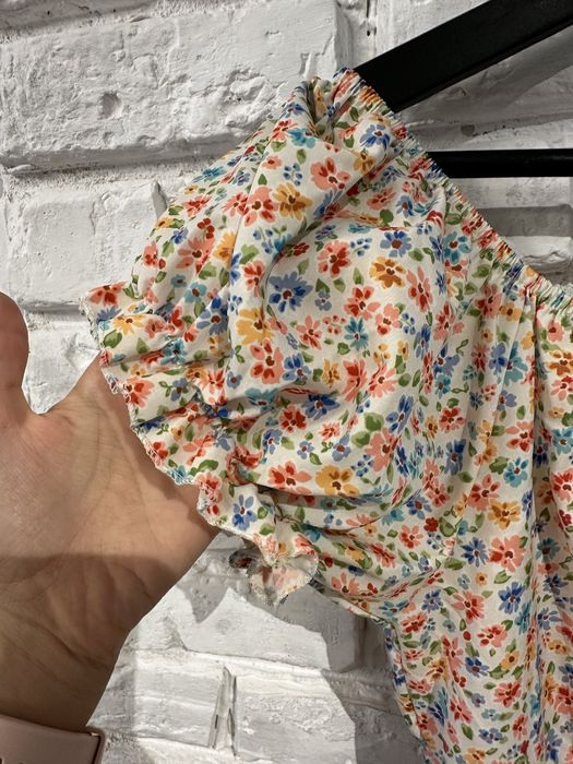 Къса рокля с паднало рамо