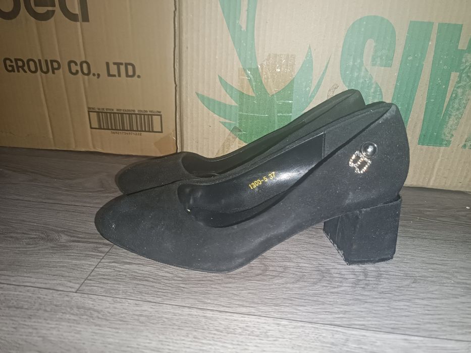 Ayollar oyoq kiyimlari