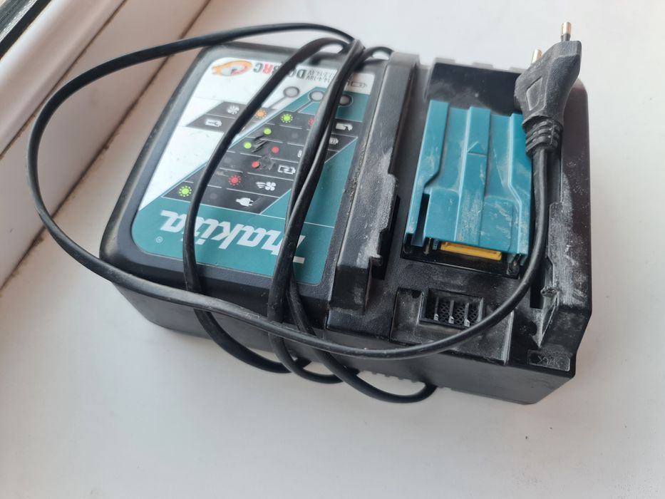 Makitta  зарядное устройство