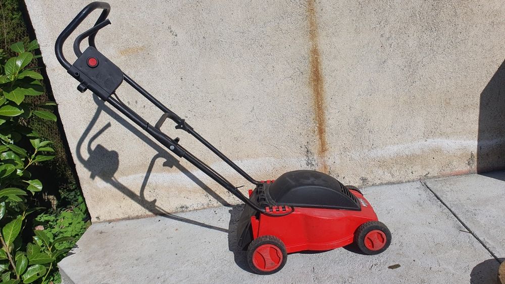 Електрическа косачка Budjet 32см. 900W