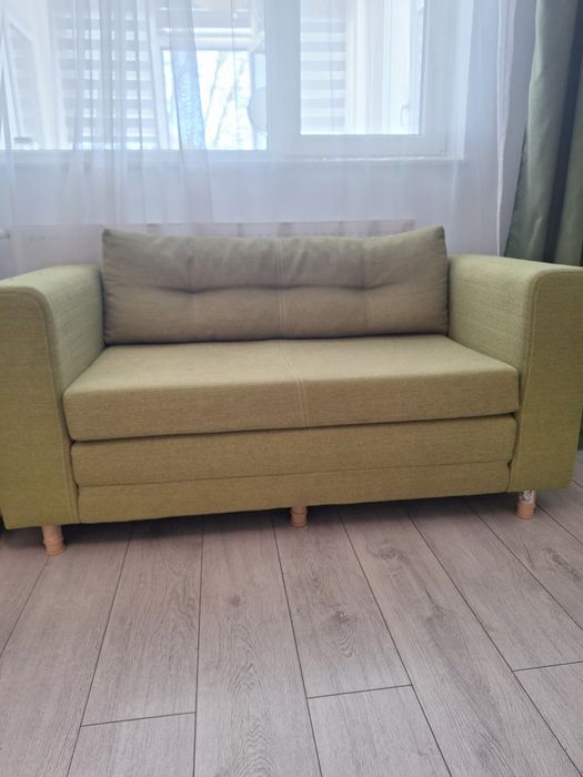 Vand pat dormitor cu mobilier si canapea