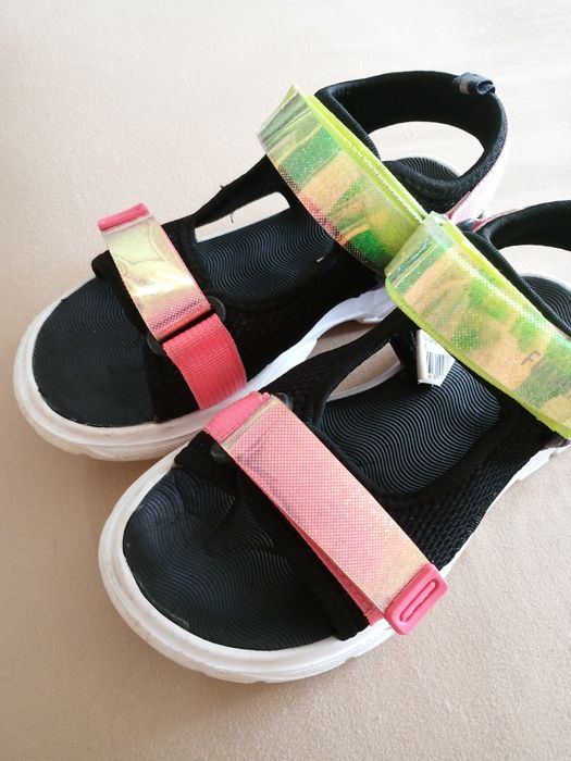 Продам сандалии на девочку