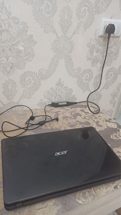 Acer yaxshi ishlatilgan ayol kishi ishlatgan hech qati sinmagan yaxshi
