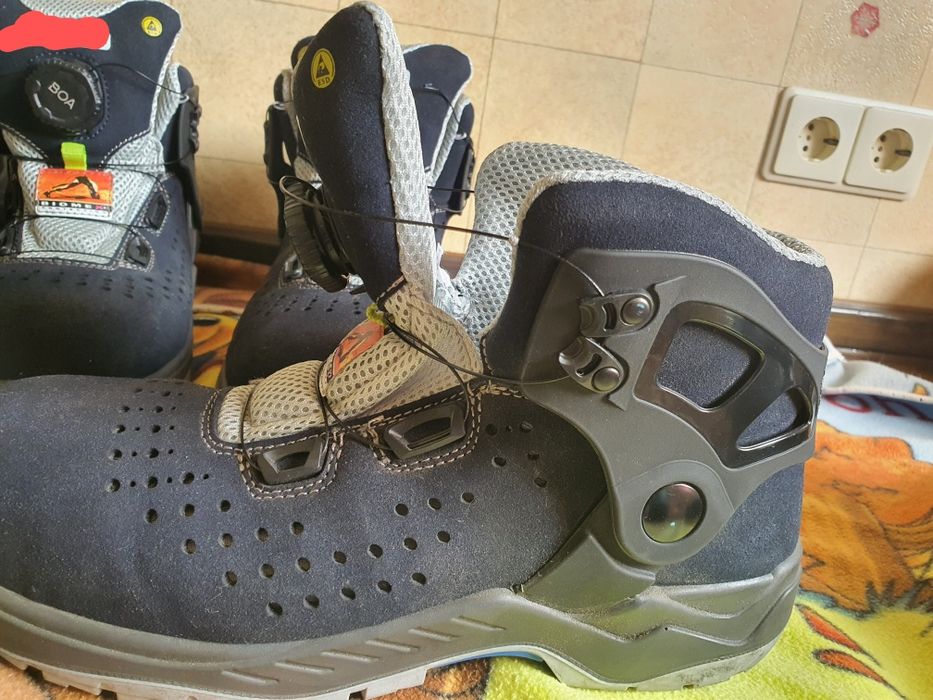 Vând bocanci mar 42-45