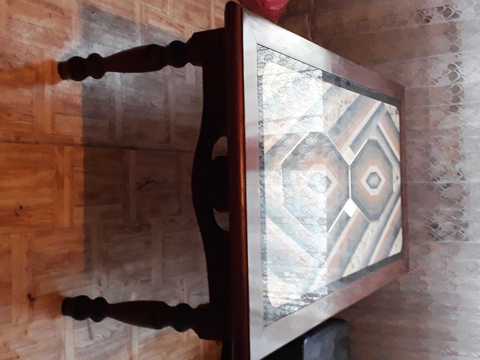 Холна маса от дърво със стъклен плот