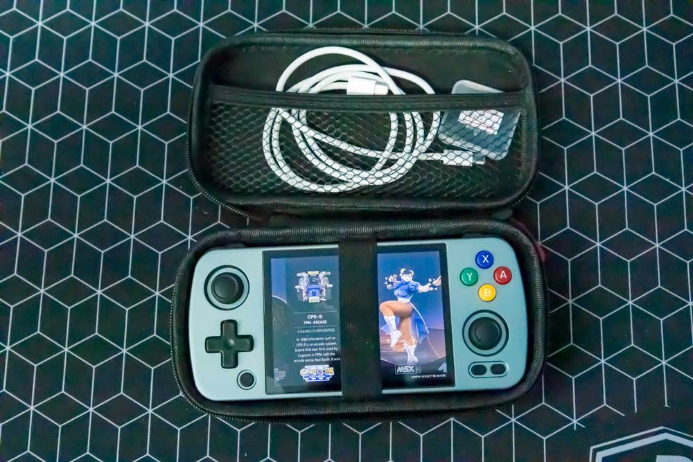 Anbernic RG405M – retrogaming, 3000 jocuri, hardcase + cutie originală