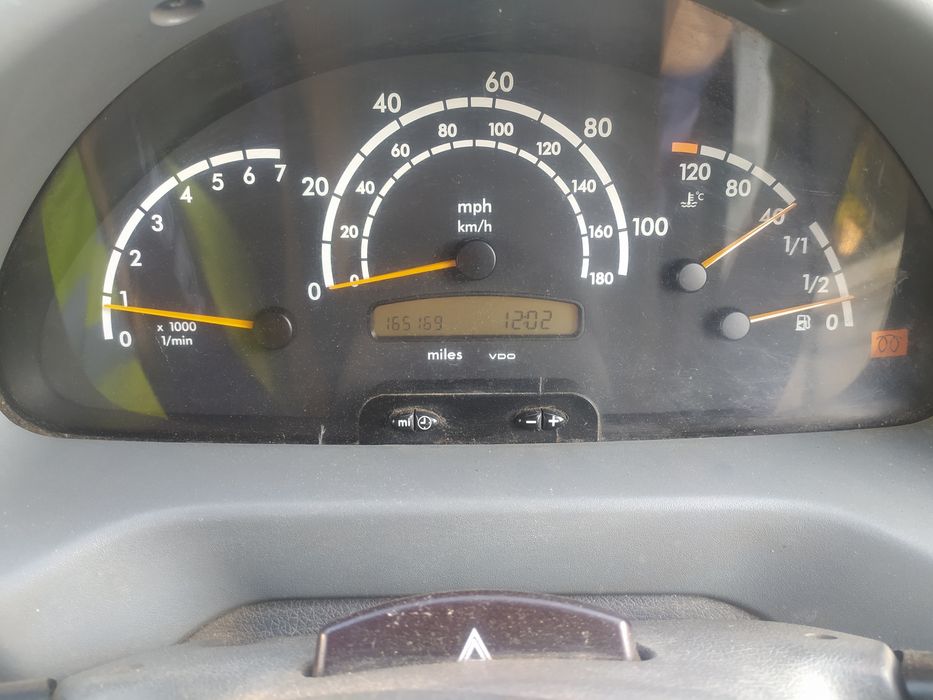 Vând autoutilitara Mercedes Benz 311 din2003 motor2.2  165 mile preț 2200 euro
