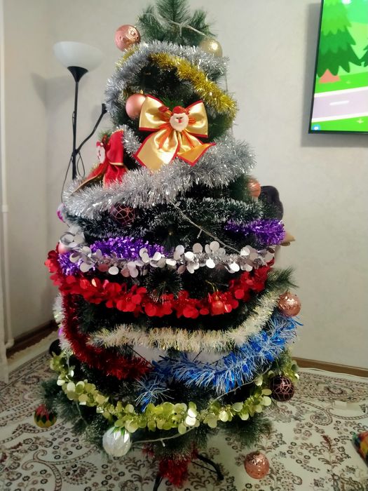 Продам ёлку с игрушками