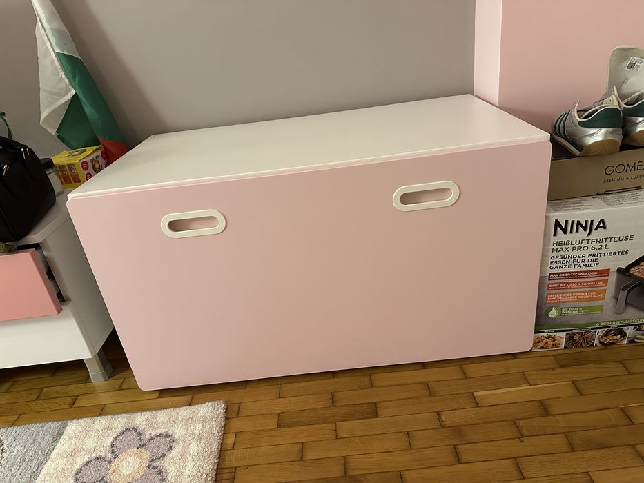 Продавам пейка с кутия Икея  Стува(Ikea stuva)