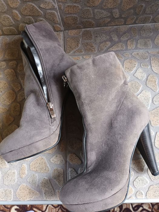 Велурени боти в сив и син цвят