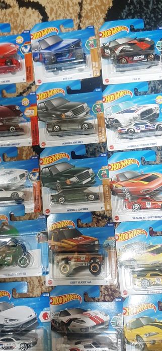 Vând 40 machete Hotwheels impecabile