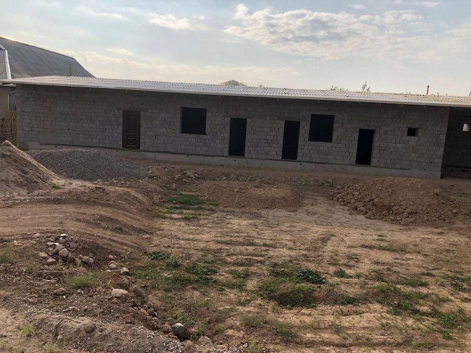 Yangi qurilgan hovli uy