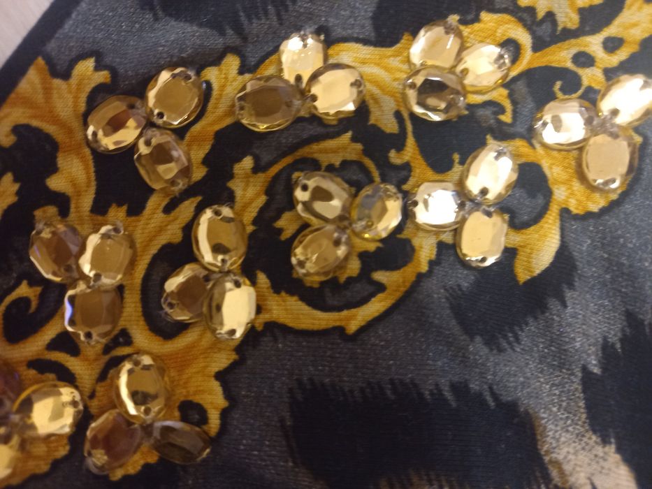 Ефектна рокля с гол гръб и камъни