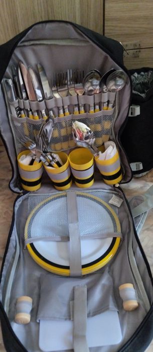 Продам термо-рюкзак с комплектом посуды для пикников