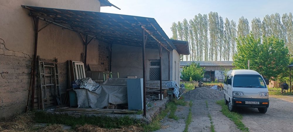 Сдается в аренду, 10 соток. Есть помещение для склада