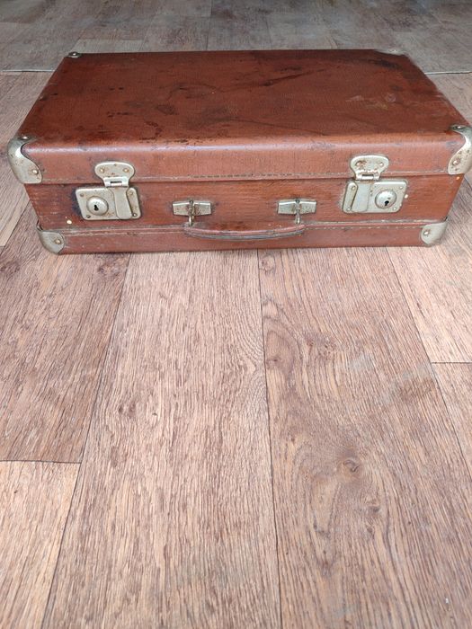 Чемодан с металлическим замком