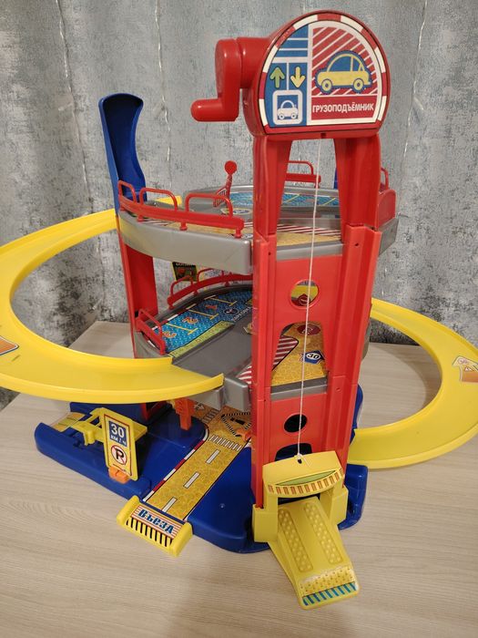 Продам Паркинг для машинок с лифтом.