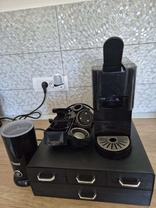 Vand expresor de cafea,spumantor de lapte, cutie capsule