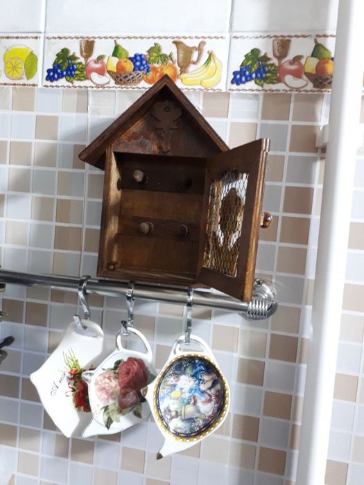 Деревянные домики ,ручная роспись-ключница.