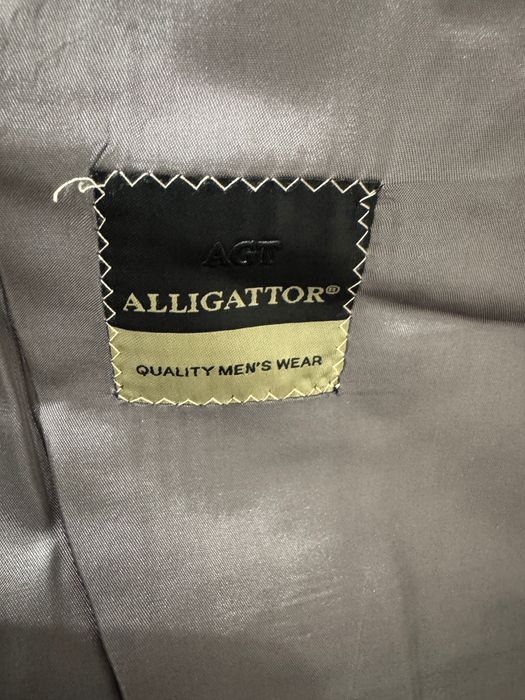 Италианският сив мъжки официален костюм включва сако и панталон